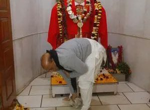 Photo of रक्षामंत्री राजनाथ सिंह ने लखनऊ के हनुमान सेतु मंदिर में की सफाई
