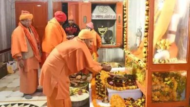 Photo of मुख्यमंत्री योगी ने गुरू गोरखनाथ को चढ़ाई आस्था की पवित्र खिचड़ी