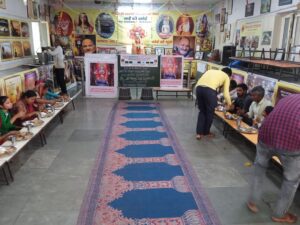 स्व. संजीव शुक्ल की पुण्यतिथि पर विष्णु चंद्र शुक्ला ने लोहिया और मेडिकल कॉलेज में नि:शक्त तीमारदारों की भोजन सेवा