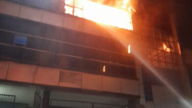 Photo of बिल्डिंग में आग लगने से फंसे परिवार, दमकल कर्मियों ने लोगों को सुरक्षित निकाला