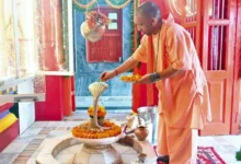 Photo of शिव मंदिरों में उमड़ी भक्तों की भीड़, सीएम योगी ने गोरखपुर में की पूजा-आराधना
