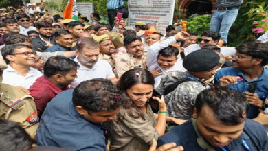 Photo of भारी सुरक्षा के बीच सुलतानपुर एमपी/एमएलए कोर्ट में हाजिर हुए राहुल गांधी