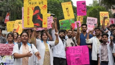 Photo of कोलकाता में रेप-हत्या : जूनियर डॉक्टर का आंदोलन जारी, पूरे बंगाल में स्वास्थ्य सेवाएं प्रभावित