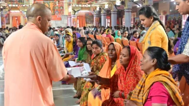 Photo of जनता दर्शन में सीएम योगी ने लगातार दूसरे दिन सुनीं 400 लोगों की समस्याएं, बोले – त्वरित हो लोगों की समस्याओं का समाधान