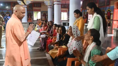 Photo of सीएम योगी ने जनता दर्शन के दौरान लगभग 300 लोगों की सुनीं समस्याएं, अधिकारियों को समाधान के दिए निर्देश