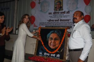 स्वर्गीय वीणा वर्मा की जन्म जयंती पर पौत्री निकोल वर्मा ने किया ‘वीणा वर्मा सेवालय’ रैन बसेरे का अनावरण