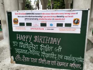 डॉ मिथिलेश दीक्षित ने अपने जन्मदिन के मौके पर लोहिया और मेडिकल कॉलेज में की कैंसर पीड़ित निशक्त तीमारदारों की भोजन सेवा