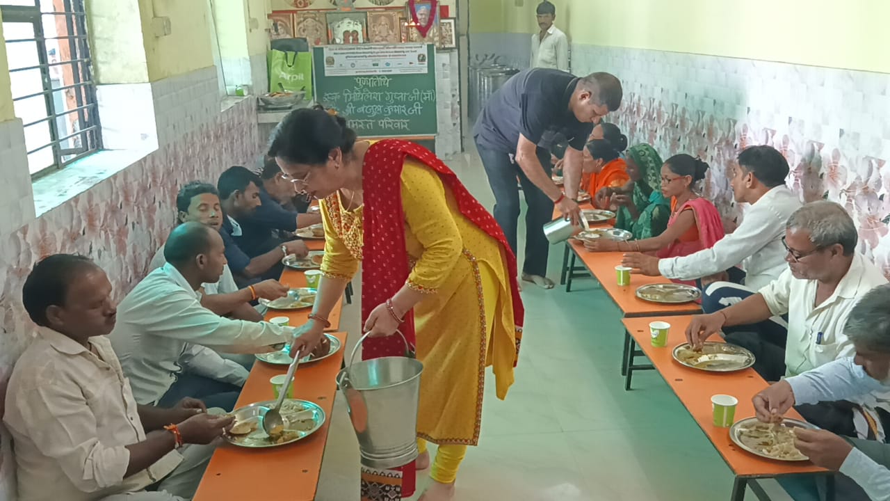 स्वर्गीय मिथिलेश गुप्ता की पुण्यतिथि पर बंजुल कुमार ने लोहिया हॉस्पिटल में कैंसर एवं असाध्य रोगियों के नि:शक्त तीमारदारो को भोजन सेवा कराया