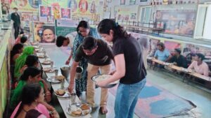 स्व सतीश कुमार वर्मा की पुण्यतिथि पर अनूप,राजेश एवं शैलेश वर्मा ने भोजन सेवा कर अर्पित की श्रद्धांजलि