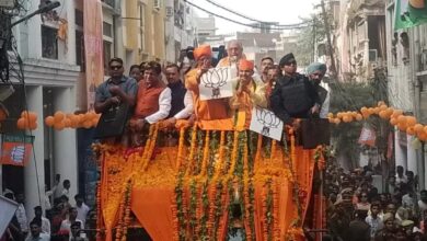 Photo of कानपुर में CM योगी के रोड शो में उमड़ा जनसैलाब, रथ पर सवार योगी पर बरसाए गए फूल