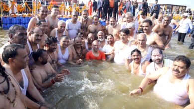 Photo of सीएम योगी ने कैबिनेट के साथ गंगा में लगायी डुबकी, प्रवासी पक्षियों को खिलाया दाना