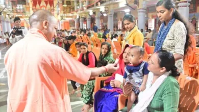 Photo of गोरखनाथ मंदिर में जनता दर्शन में मुख्यमंत्री ने लोगों की सुनी समस्याएं, दिए सख्त निर्देश