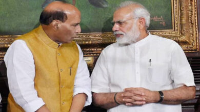 Photo of PM मोदी से मिले राजनाथ सिंह, जम्मू कश्मीर के हालात के बारे में दी जानकारी