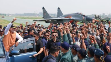 Photo of प्रधानमंत्री मोदी ने आदमपुर एयर बेस का दौरा किया, जवानों से की बातचीत