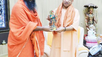 Photo of सीएम योगी से महंत आचार्य मिथिलेशनन्दिनीशरण ने की शिष्टाचार भेंट