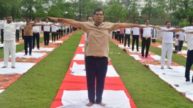 Photo of मंत्री एके शर्मा अंतर्राष्ट्रीय योग दिवस पर जौनपुर पहुंचकर किया योग